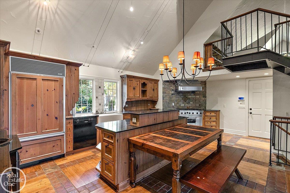 17680 E Jefferson Avenue