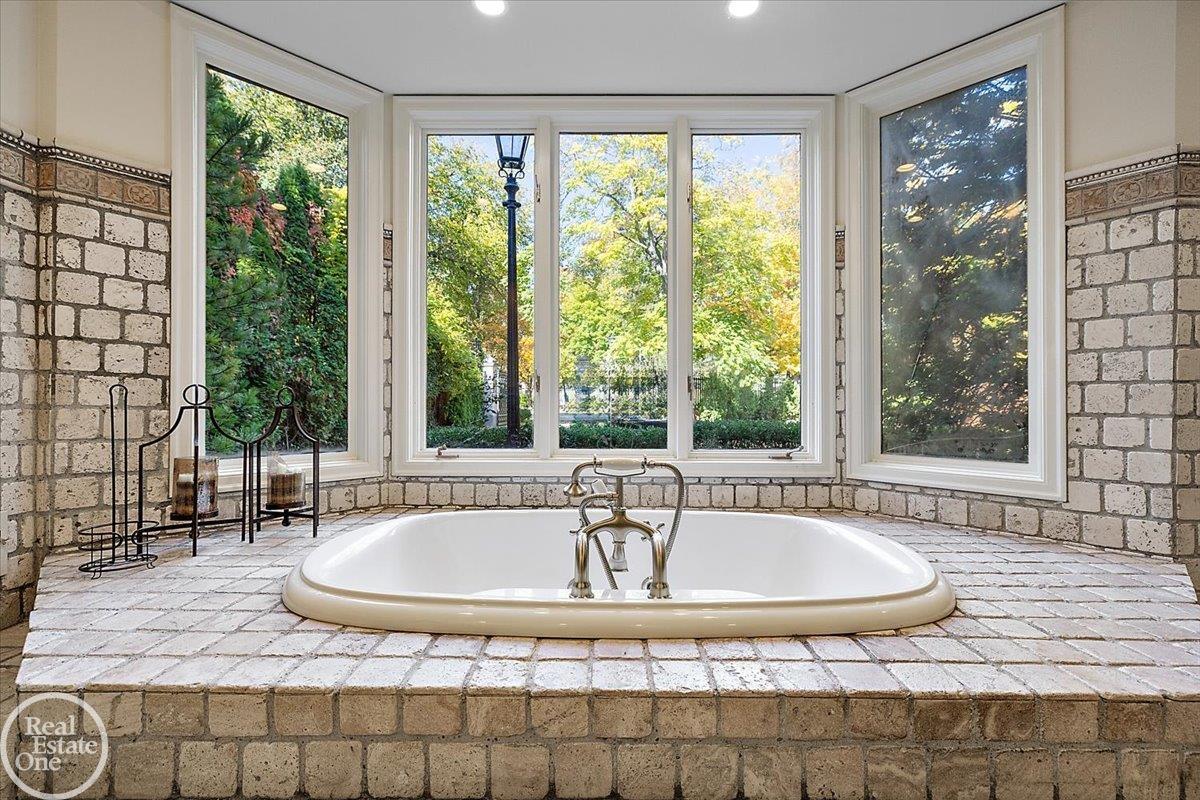 17680 E Jefferson Avenue