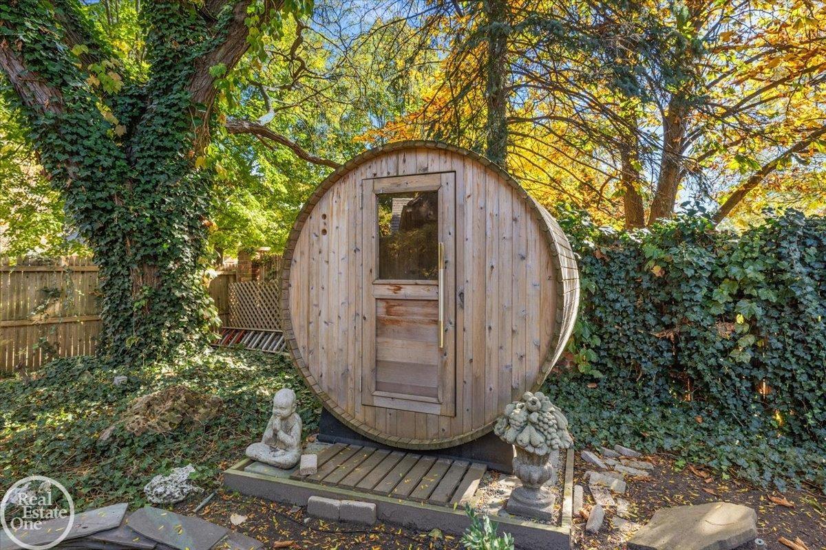 17680 E Jefferson Avenue