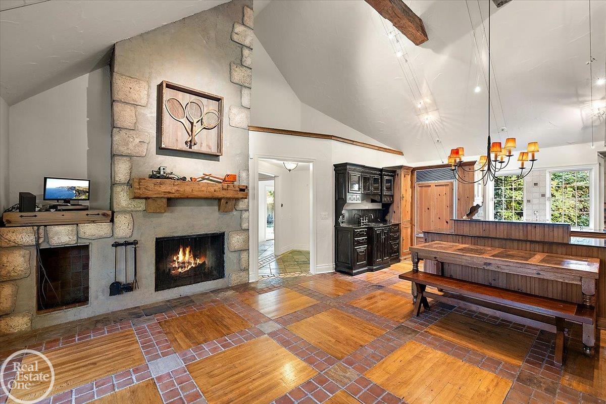 17680 E Jefferson Avenue