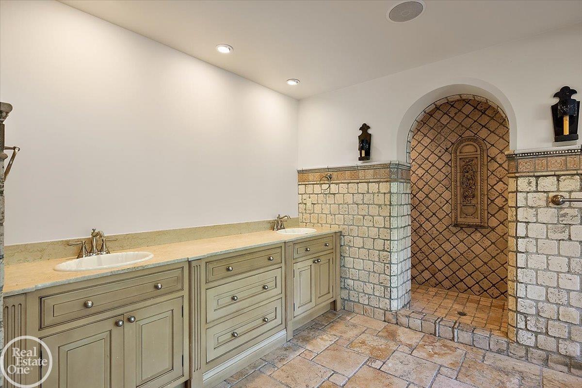 17680 E Jefferson Avenue