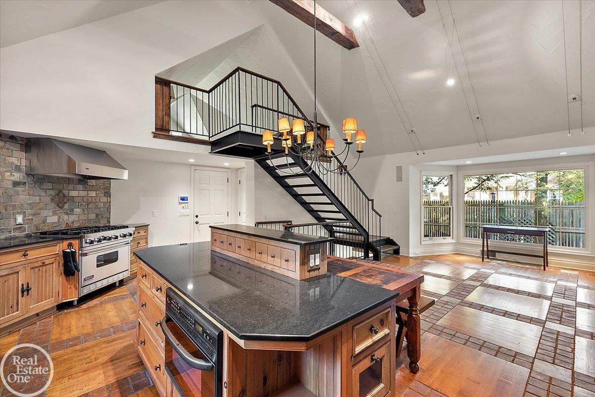 17680 E Jefferson Avenue