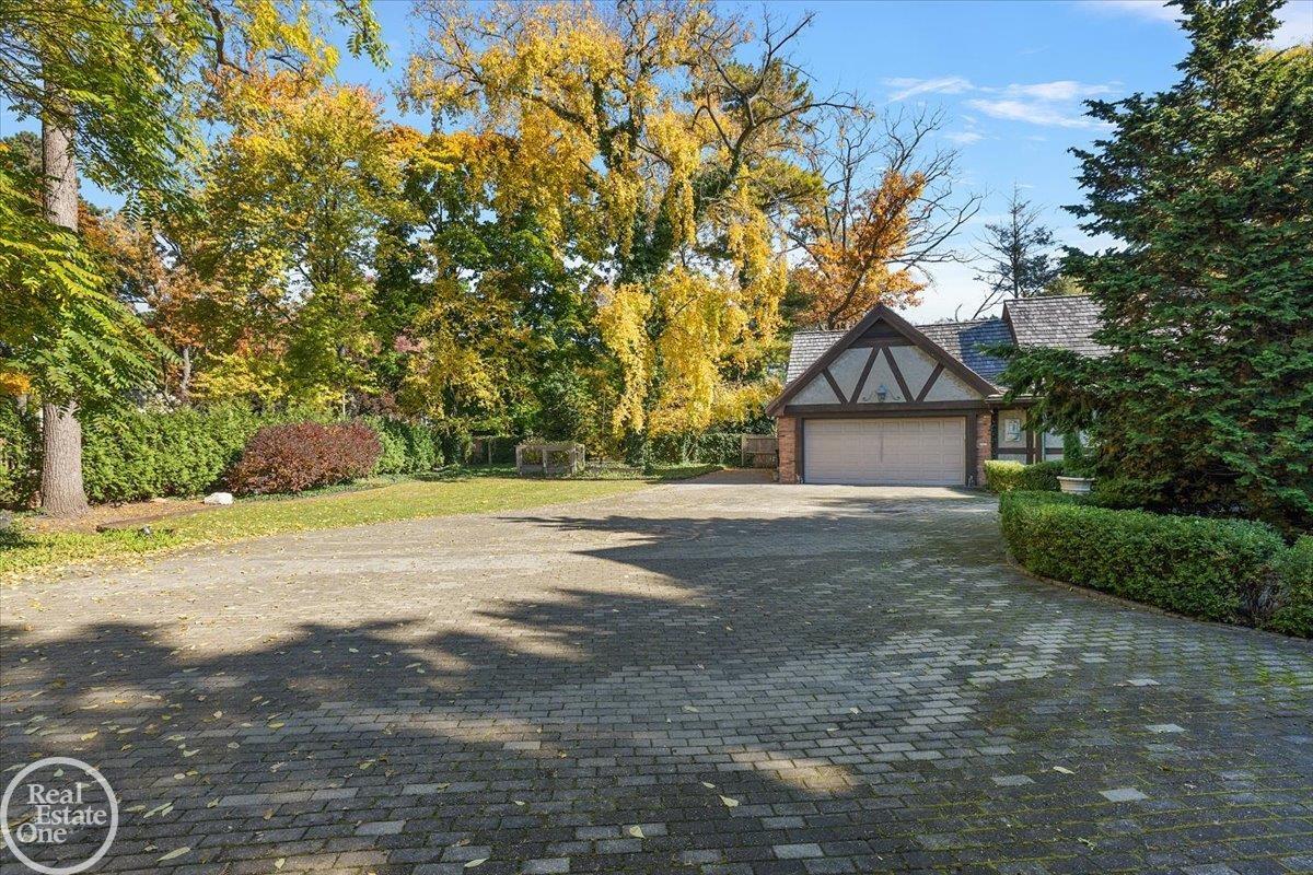 17680 E Jefferson Avenue