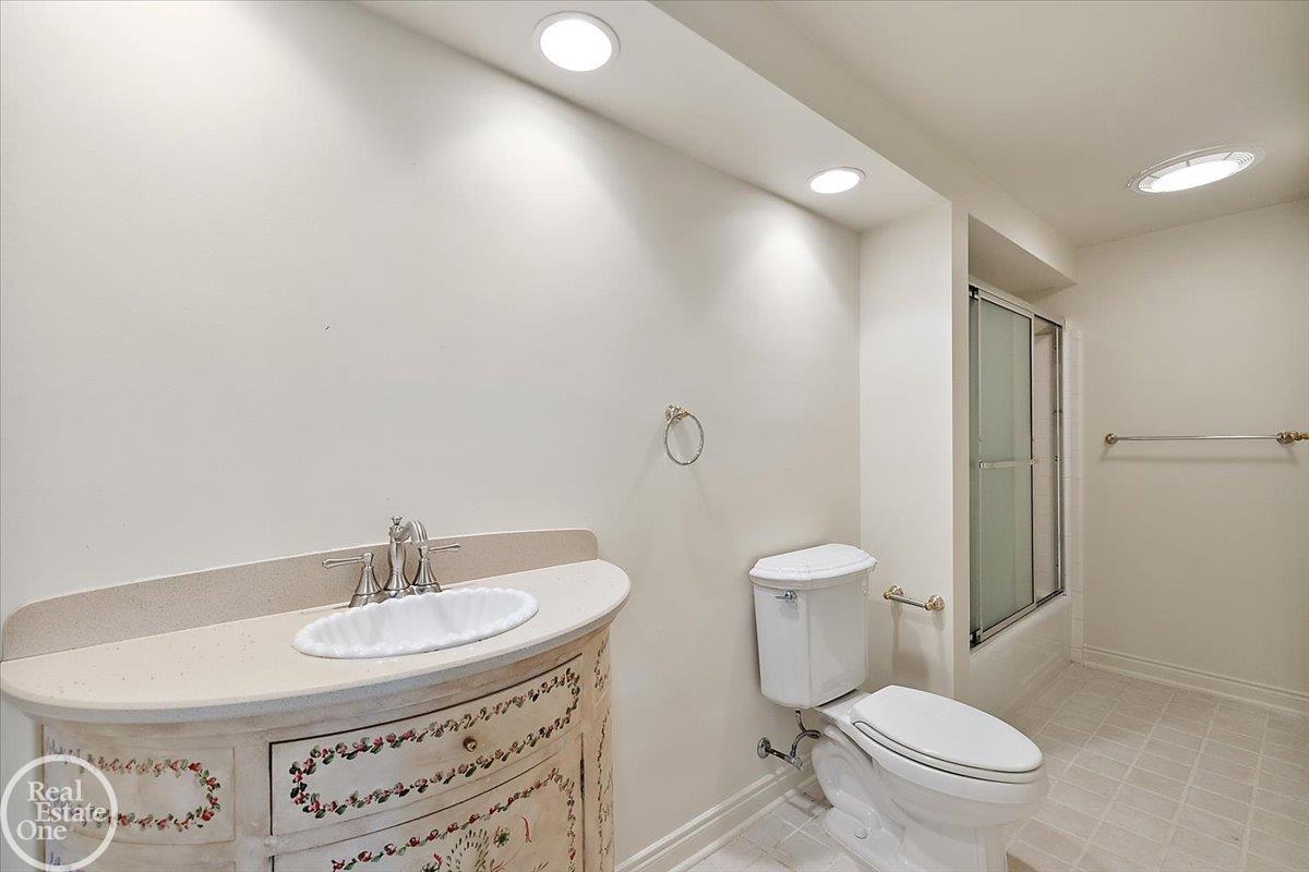 17680 E Jefferson Avenue