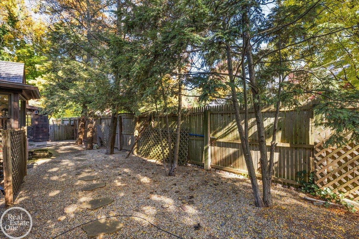 17680 E Jefferson Avenue