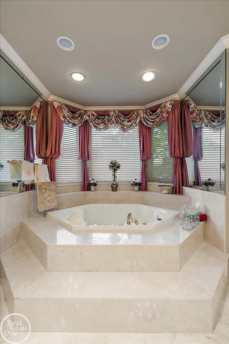 5034 Deer Creek Circle N. Drive