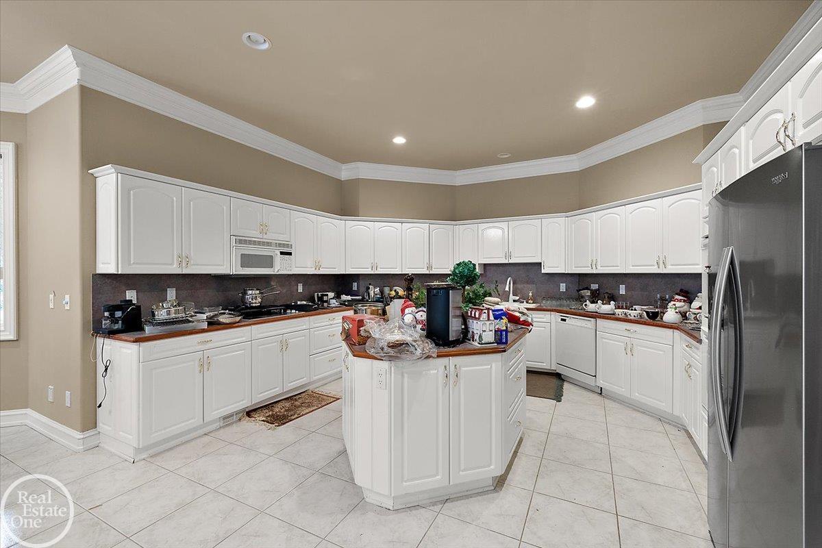 5034 Deer Creek Circle N. Drive