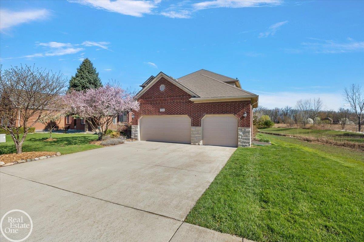 15833 Kingsway Drive