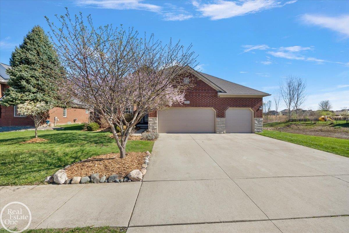 15833 Kingsway Drive