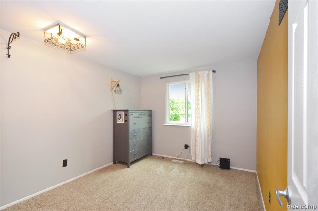 3851 Mapleleaf Road