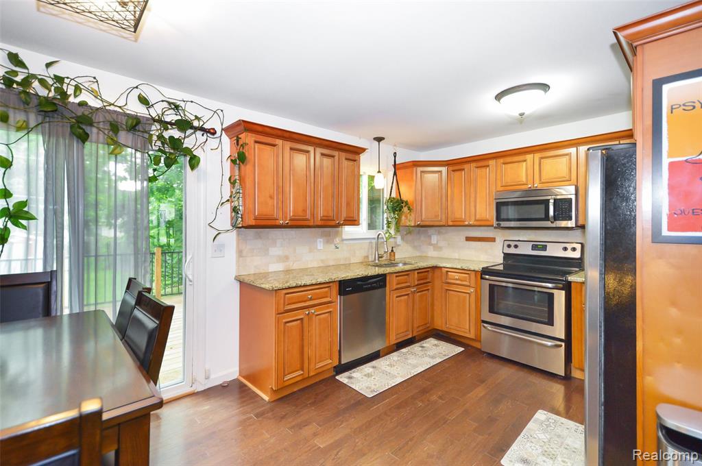 3851 Mapleleaf Road