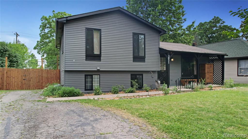 3851 Mapleleaf Road