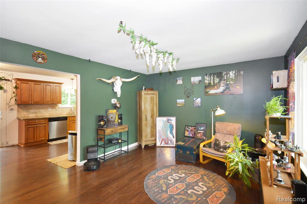 3851 Mapleleaf Road