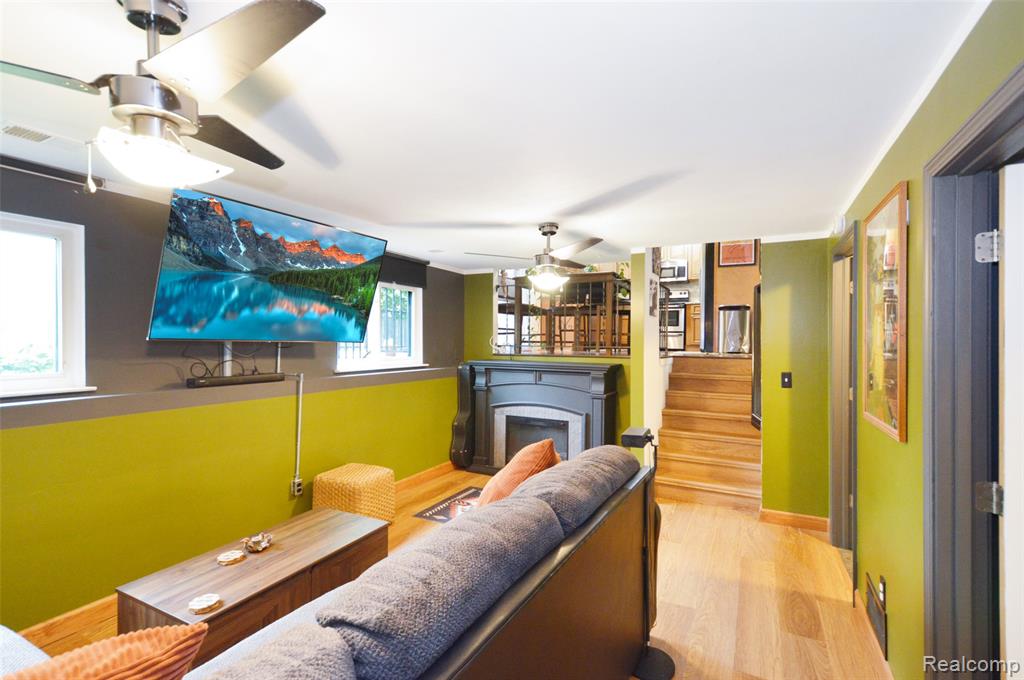 3851 Mapleleaf Road