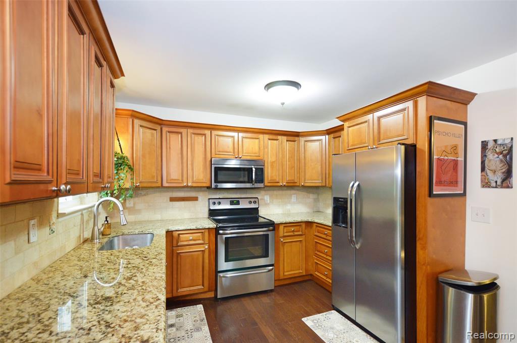 3851 Mapleleaf Road