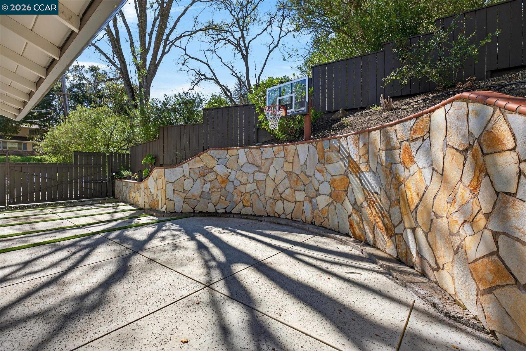 1816 Meadow Ln