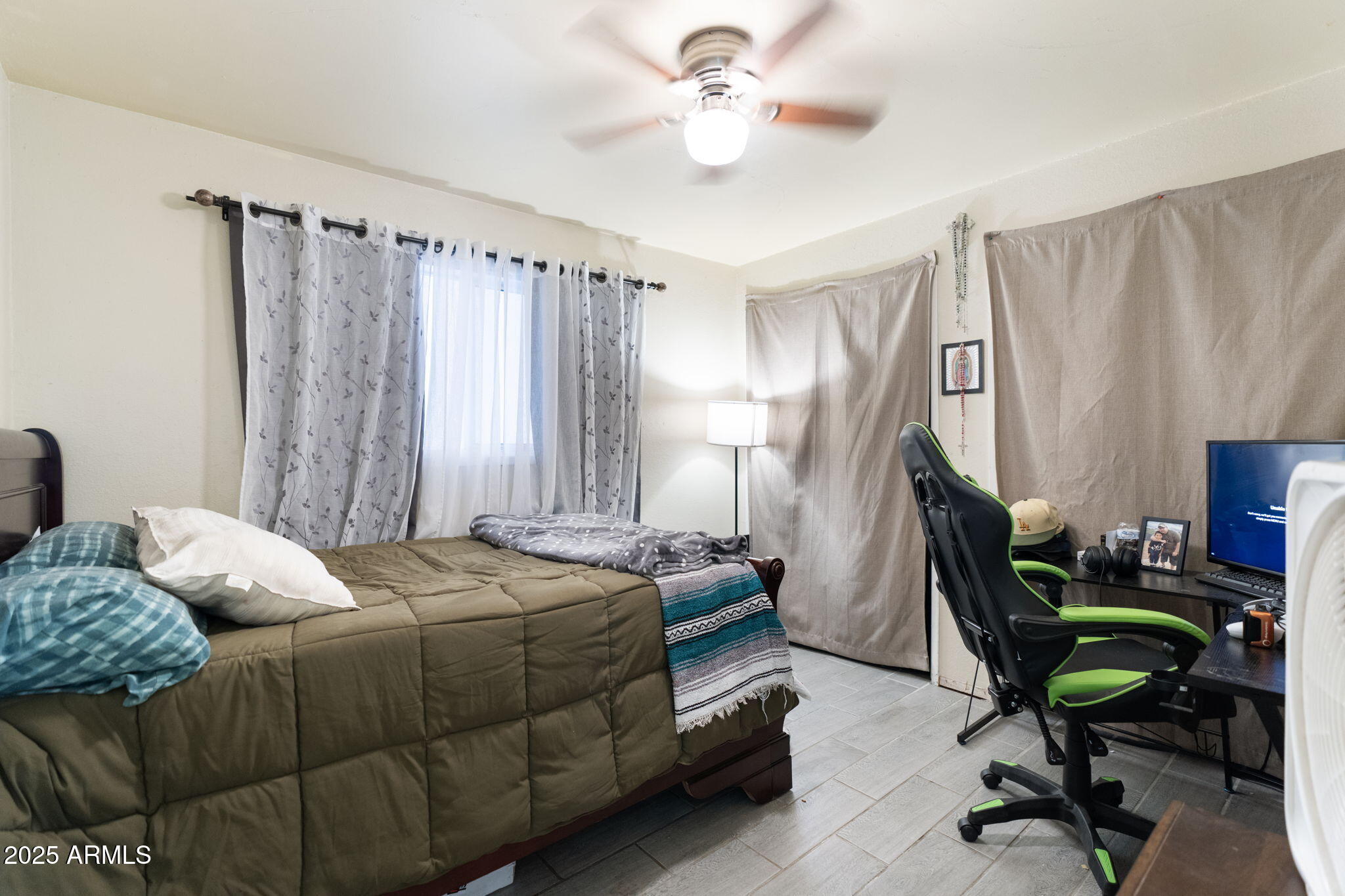 1126 E LAUREL Drive