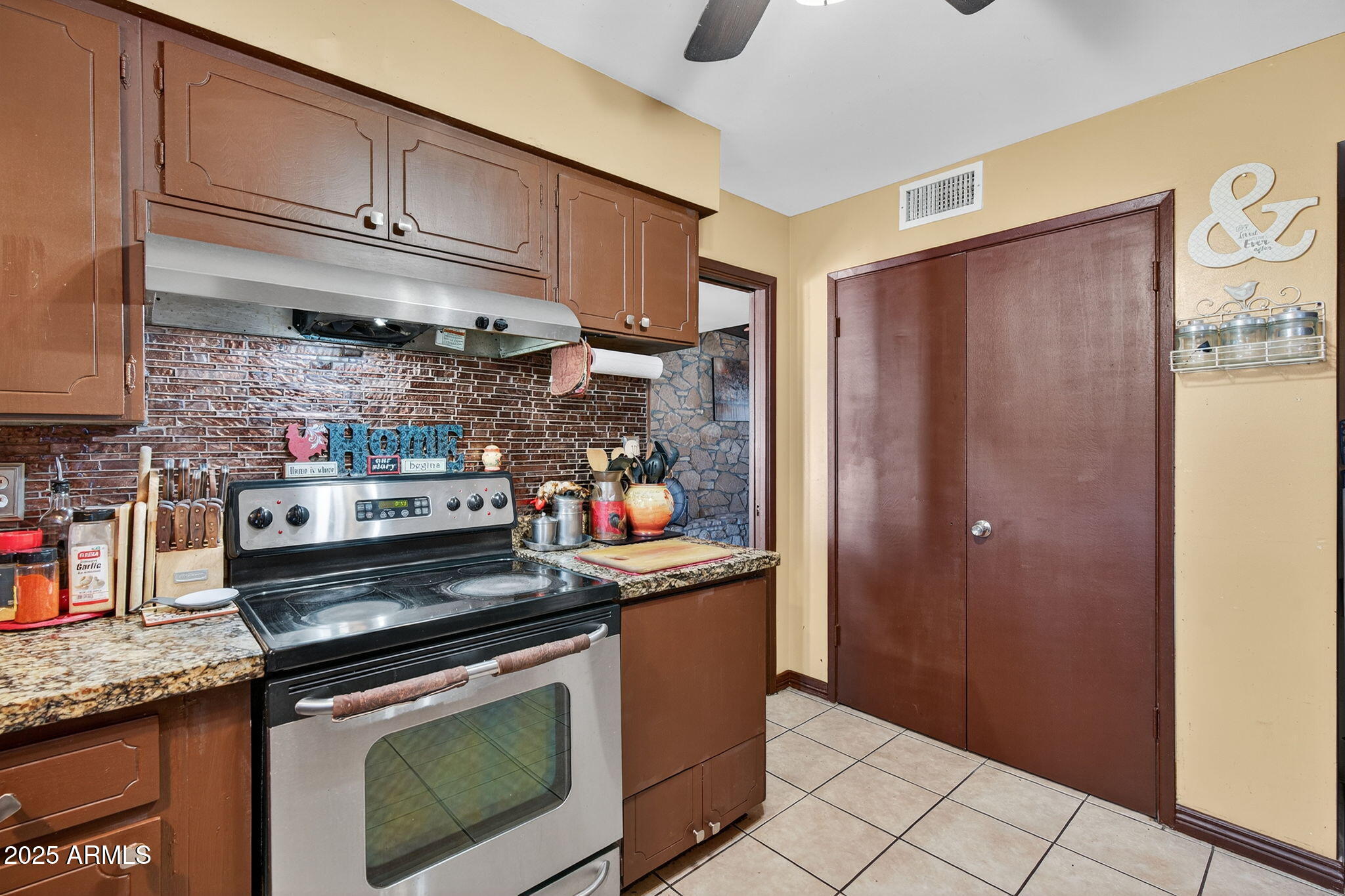 1126 E LAUREL Drive