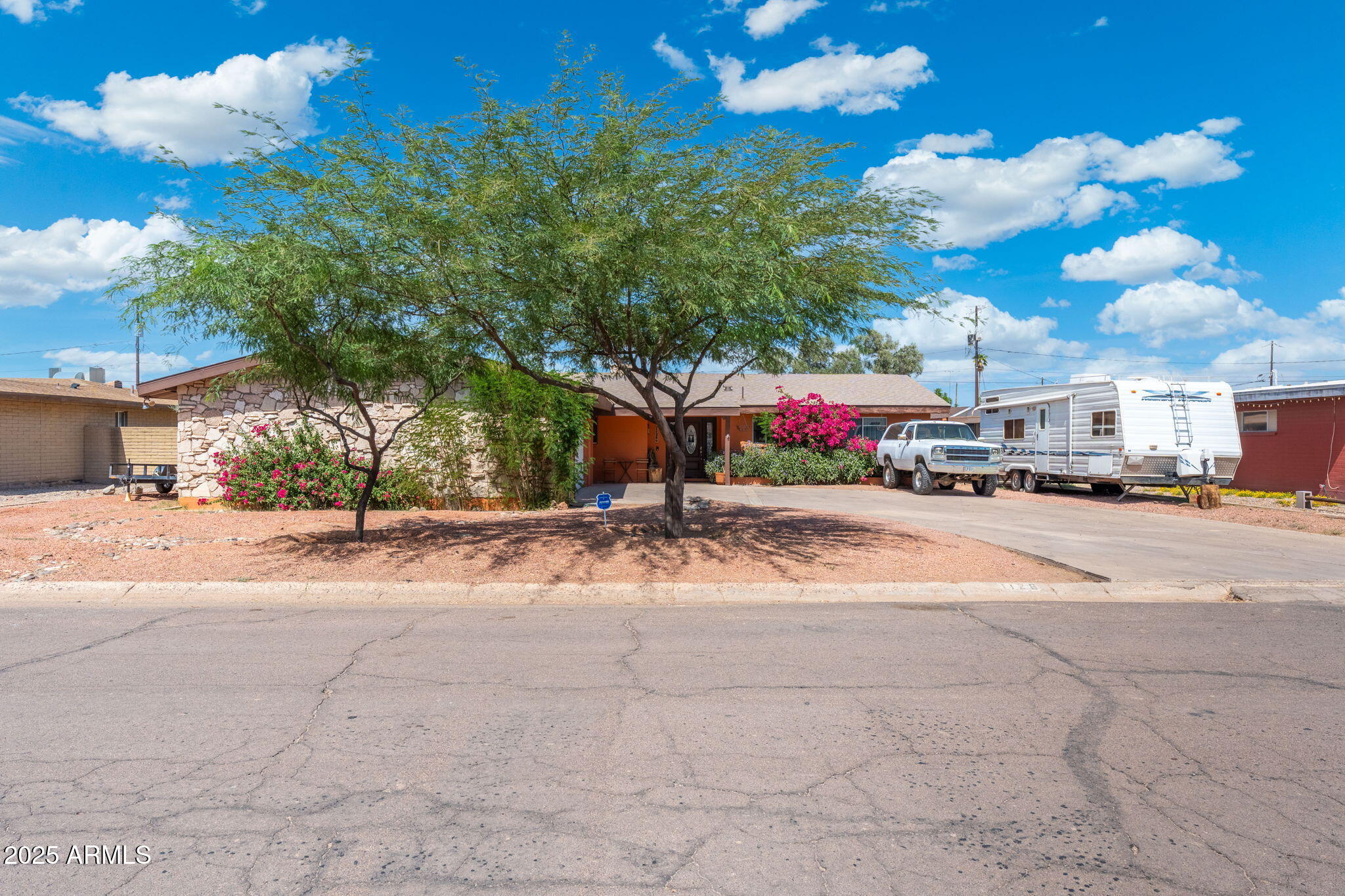 1126 E LAUREL Drive