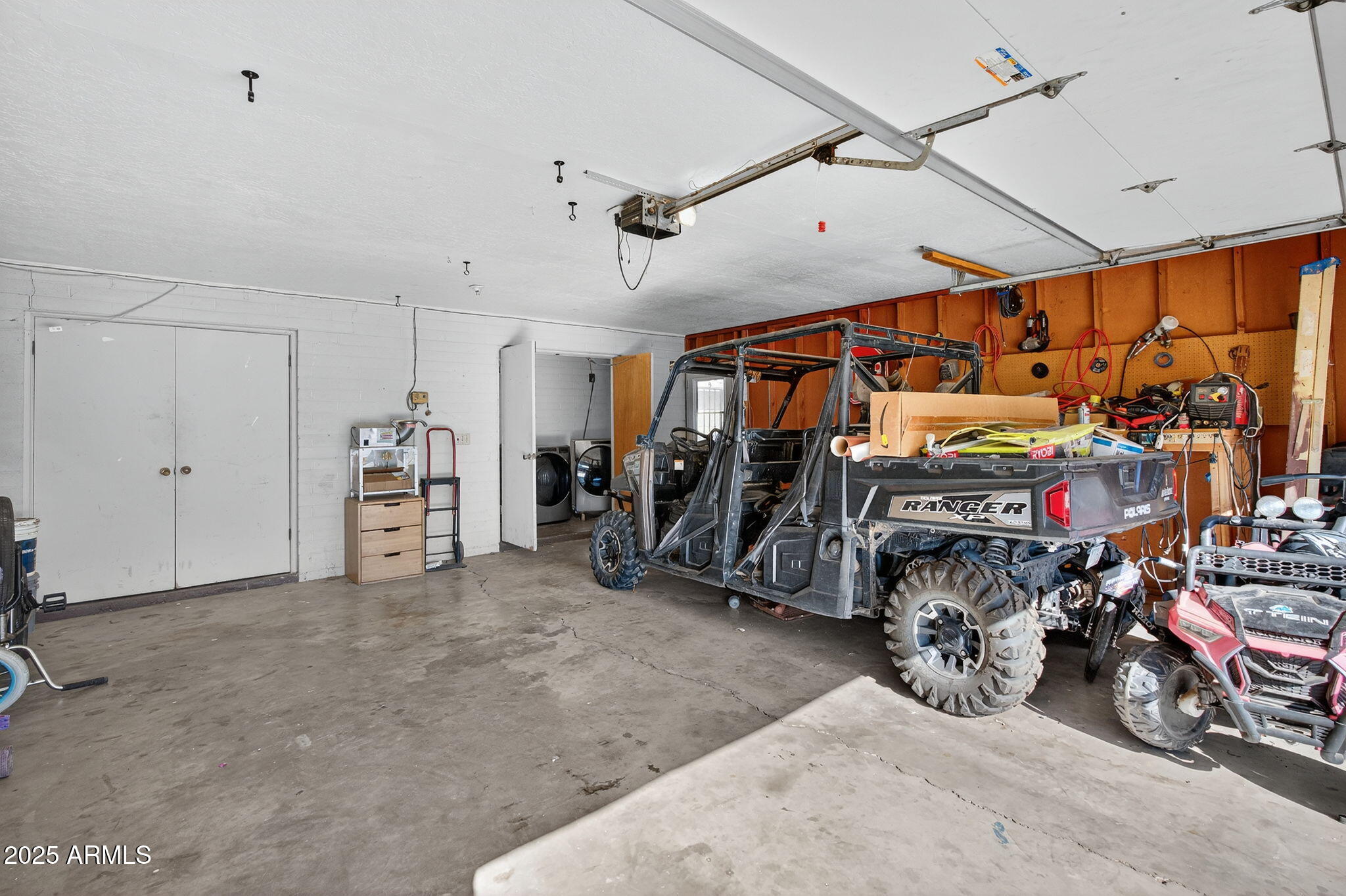 1126 E LAUREL Drive
