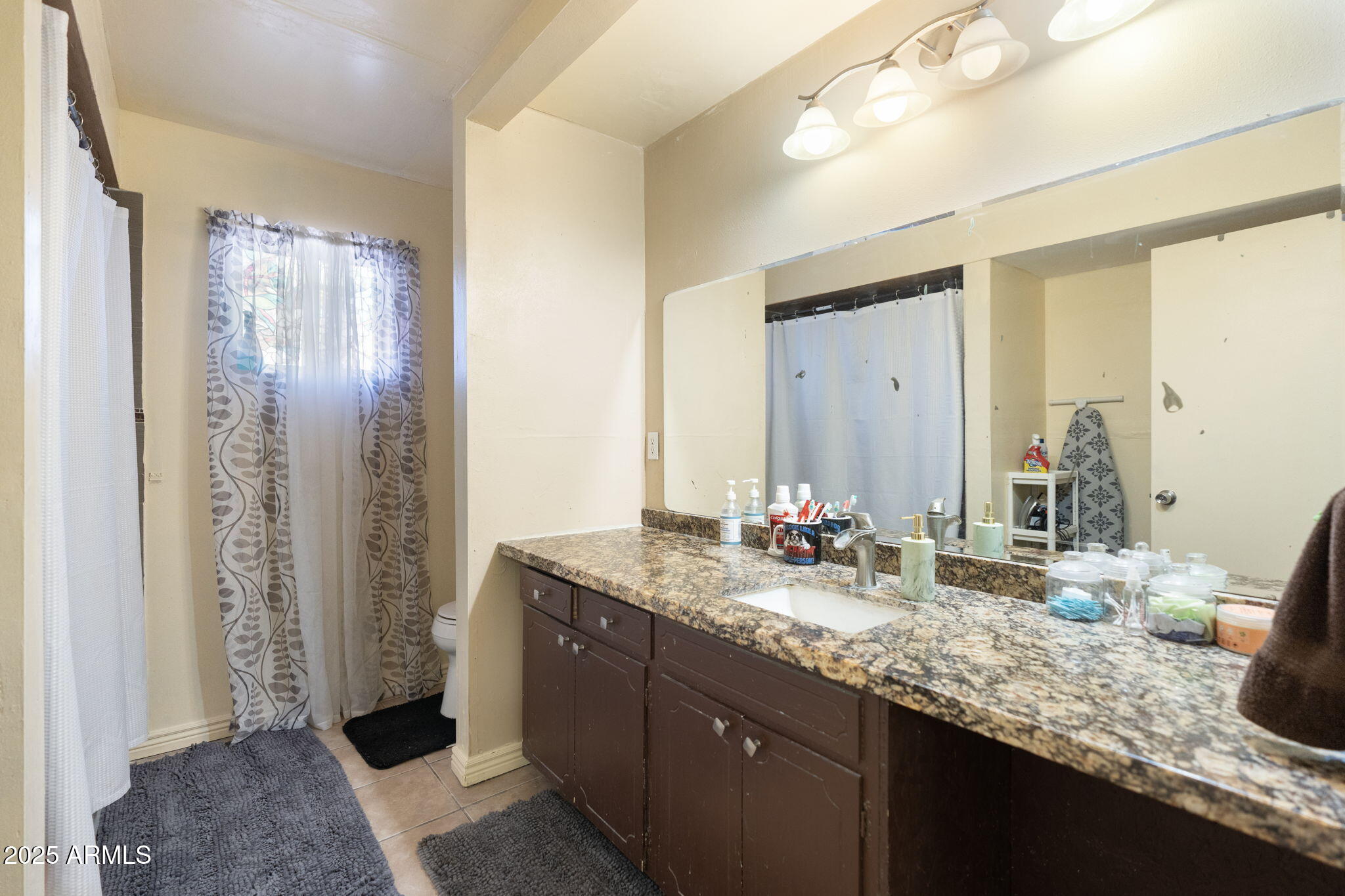 1126 E LAUREL Drive