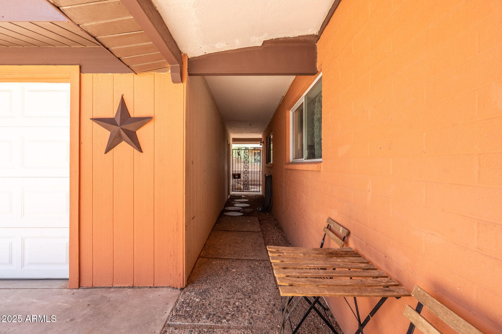 1126 E LAUREL Drive