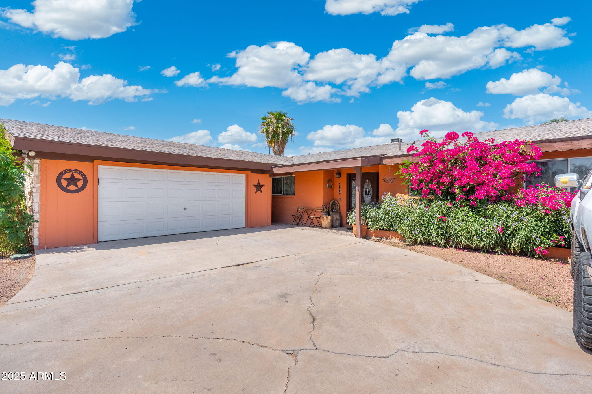 1126 E LAUREL Drive