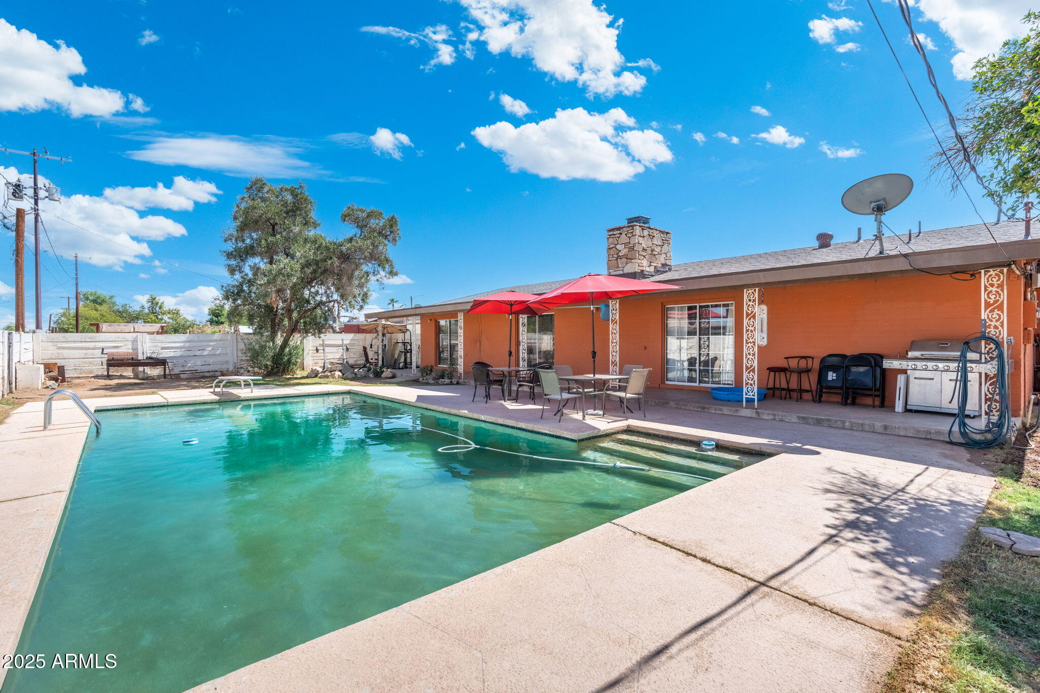 1126 E LAUREL Drive