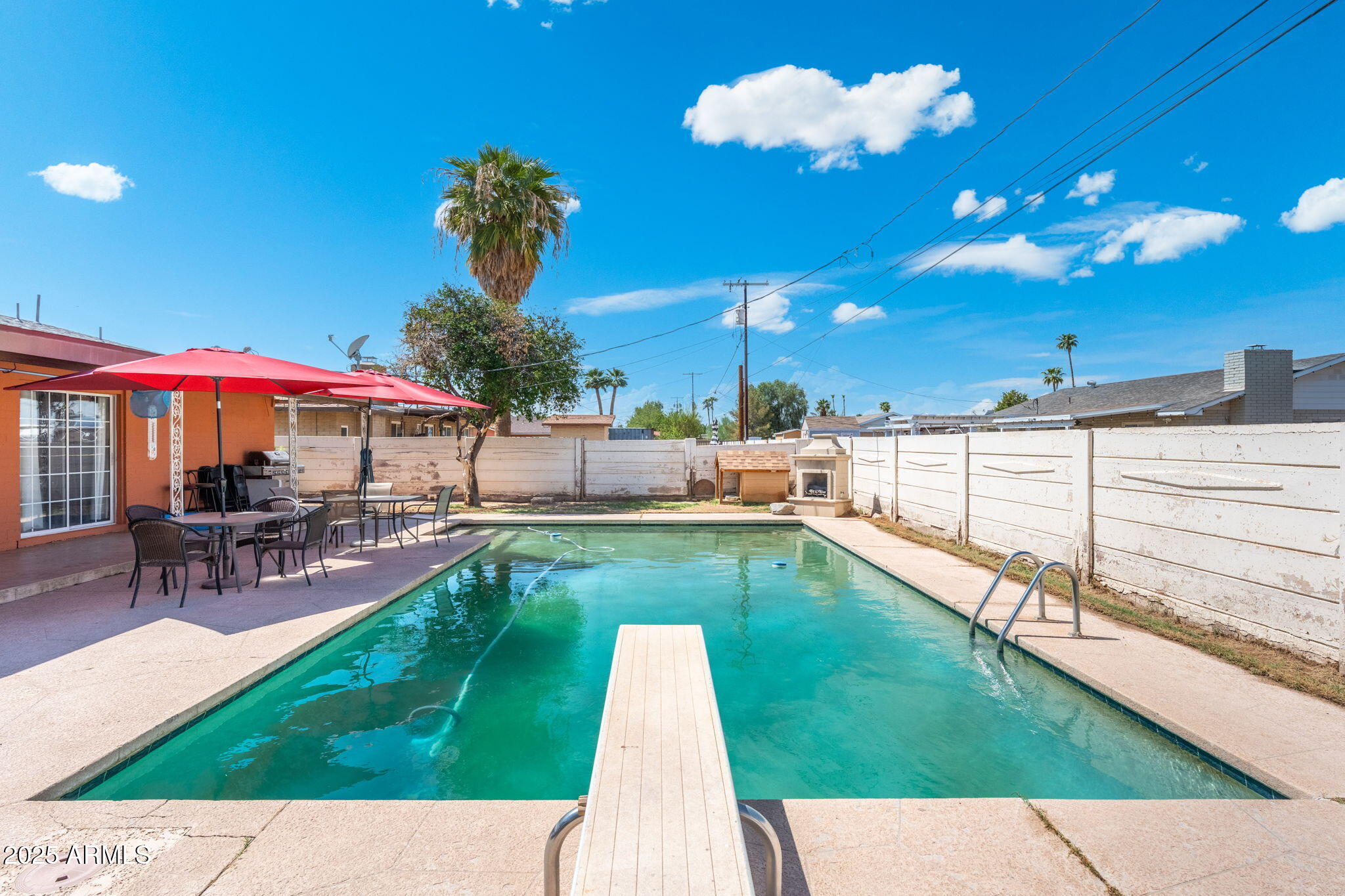 1126 E LAUREL Drive