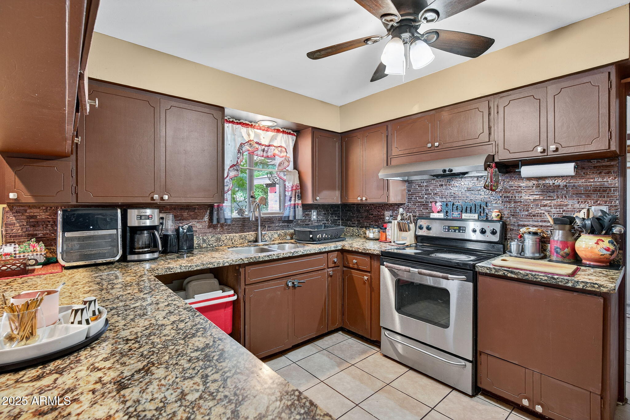 1126 E LAUREL Drive
