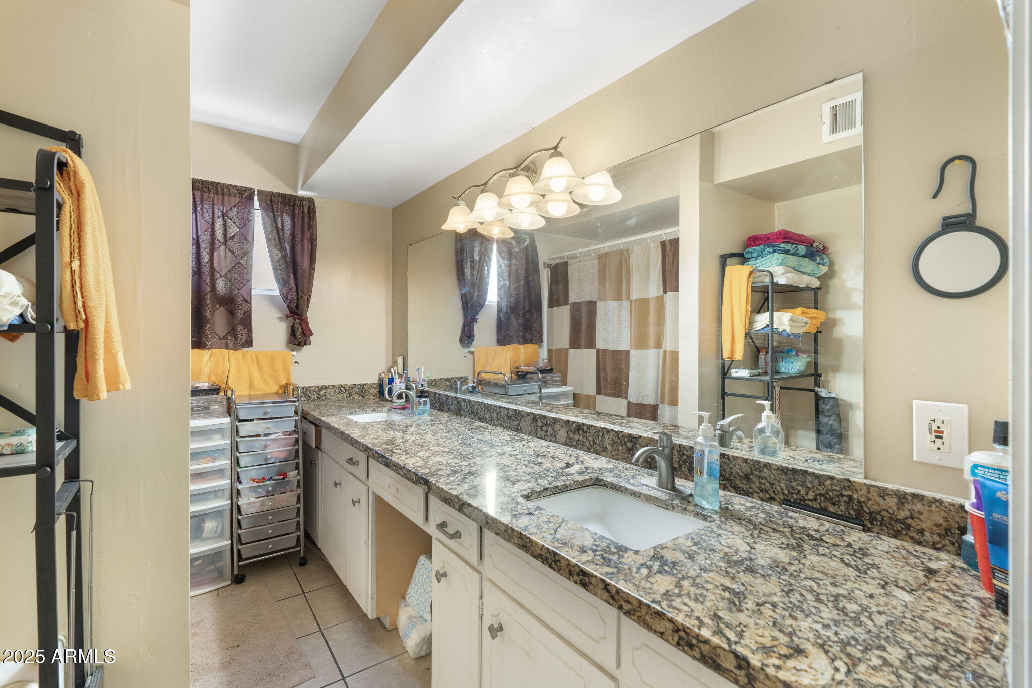 1126 E LAUREL Drive