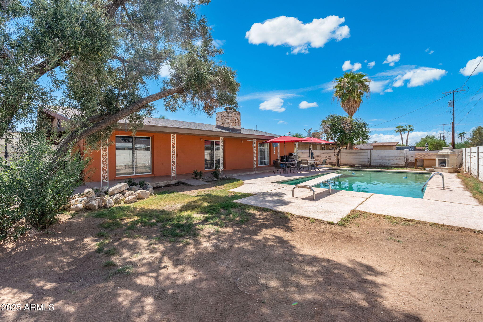 1126 E LAUREL Drive