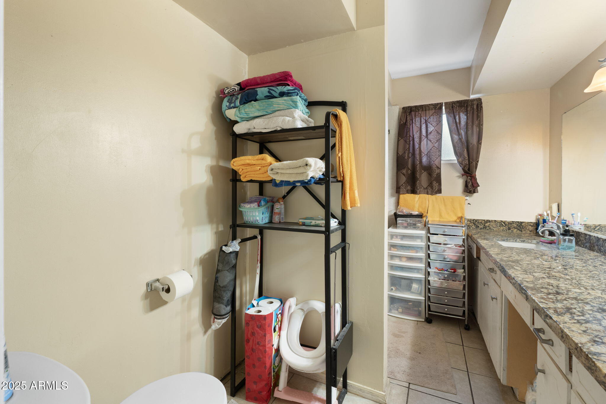 1126 E LAUREL Drive