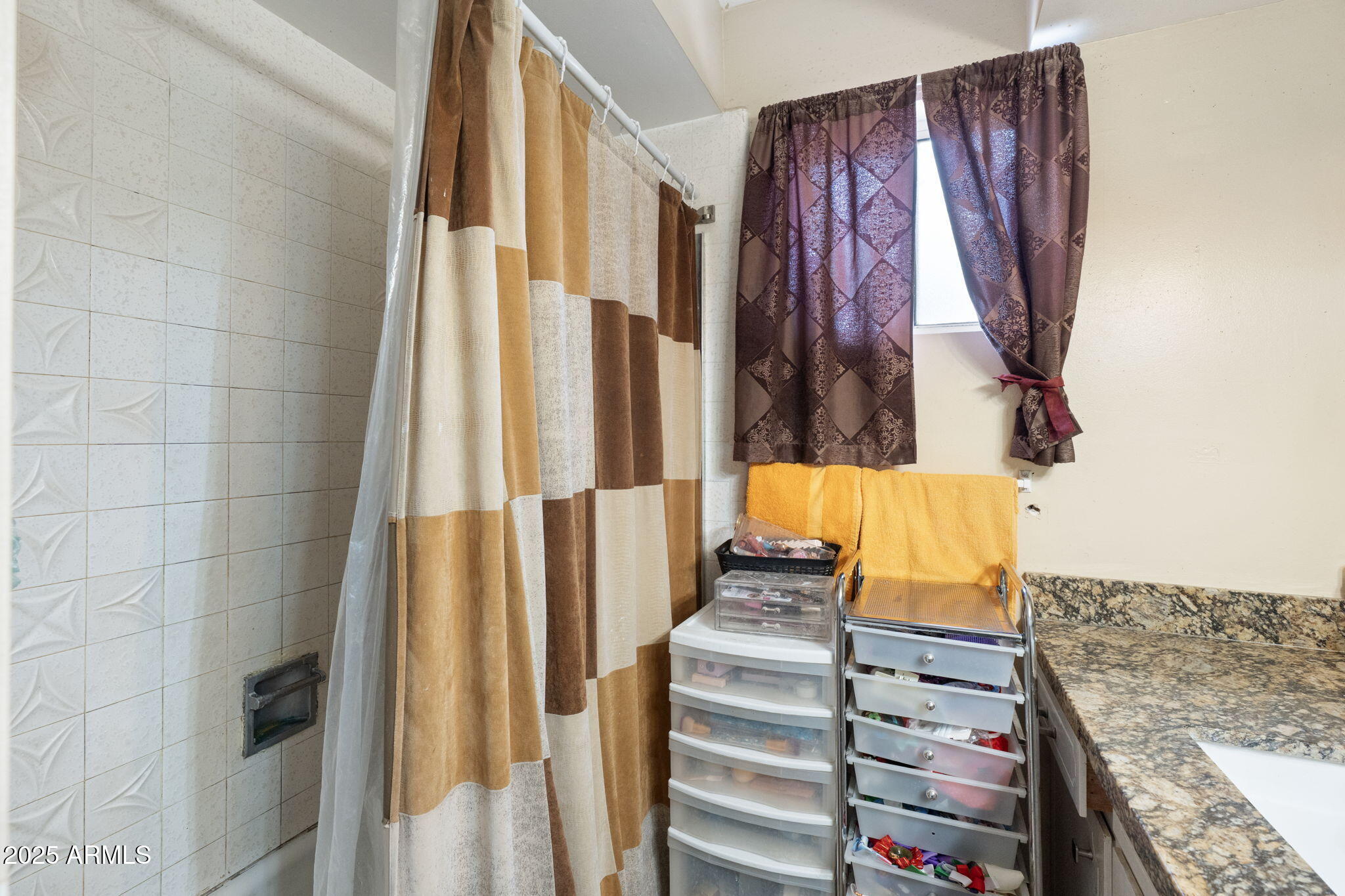 1126 E LAUREL Drive