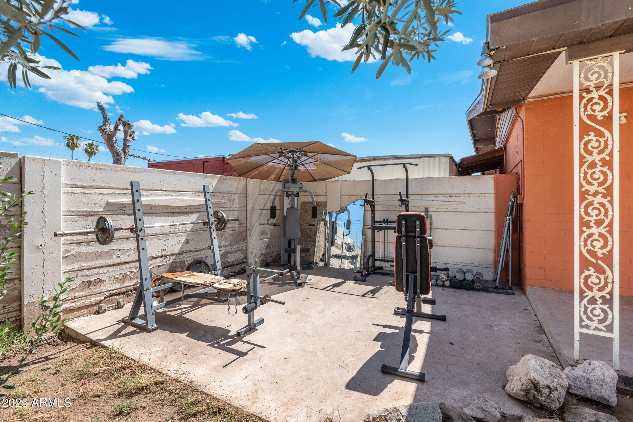 1126 E LAUREL Drive