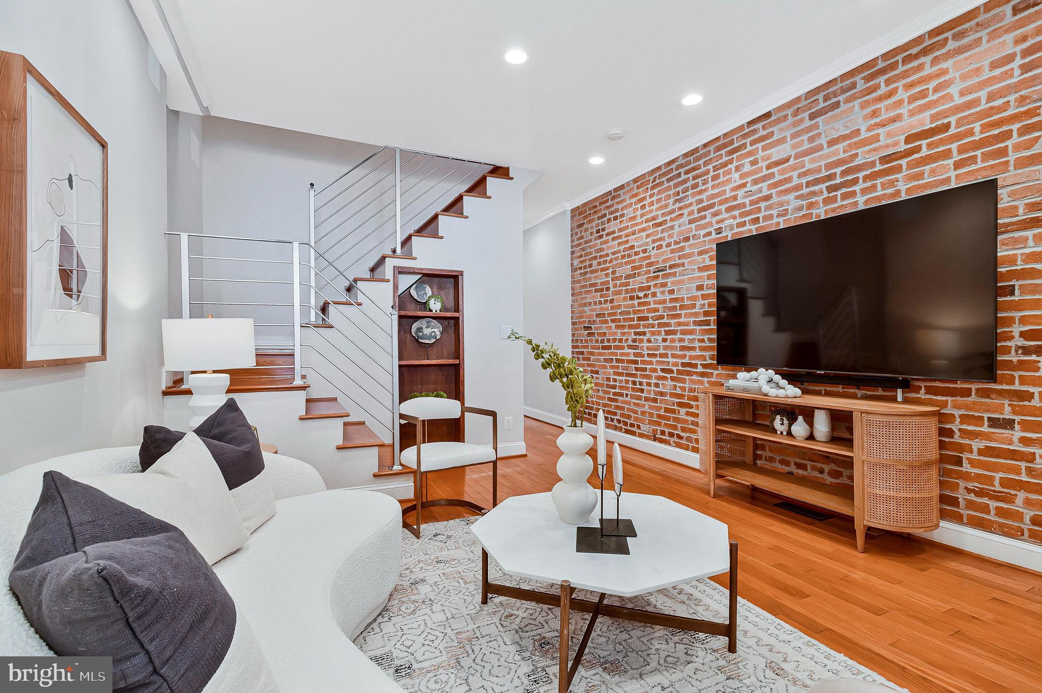 319 W St NE