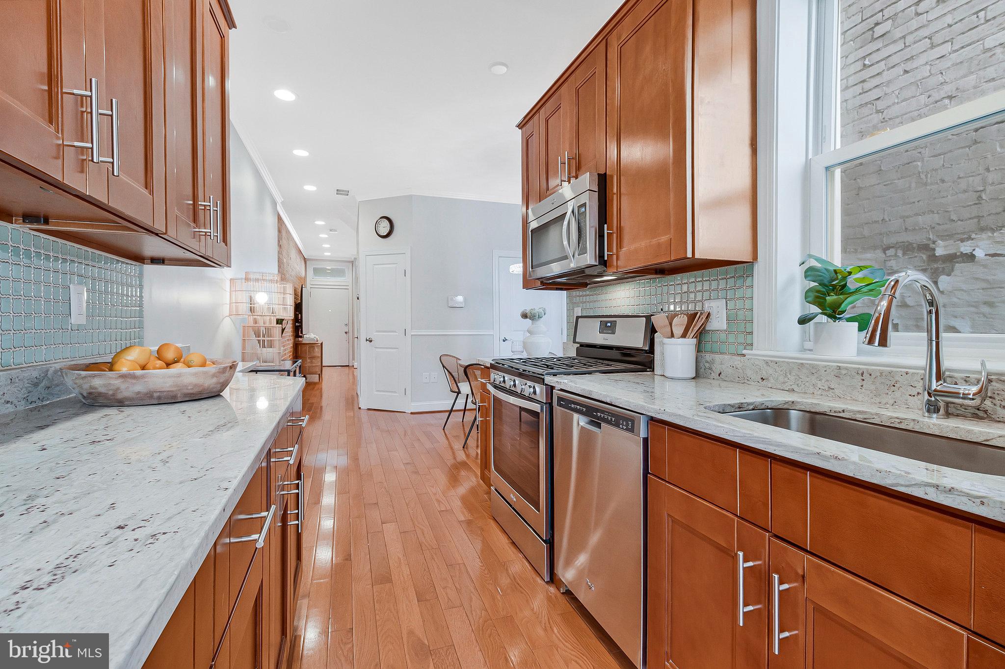 319 W St NE