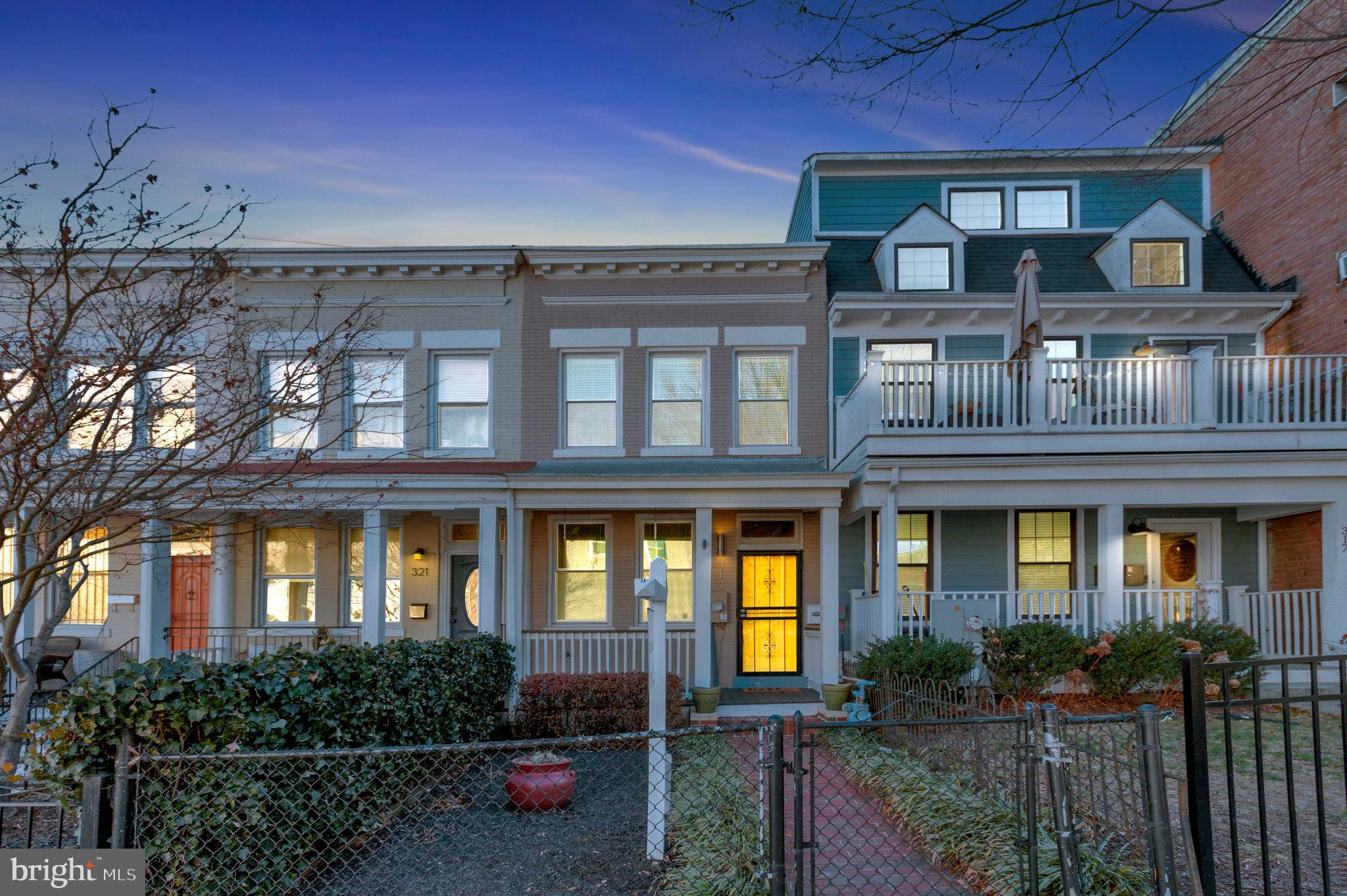 319 W St NE