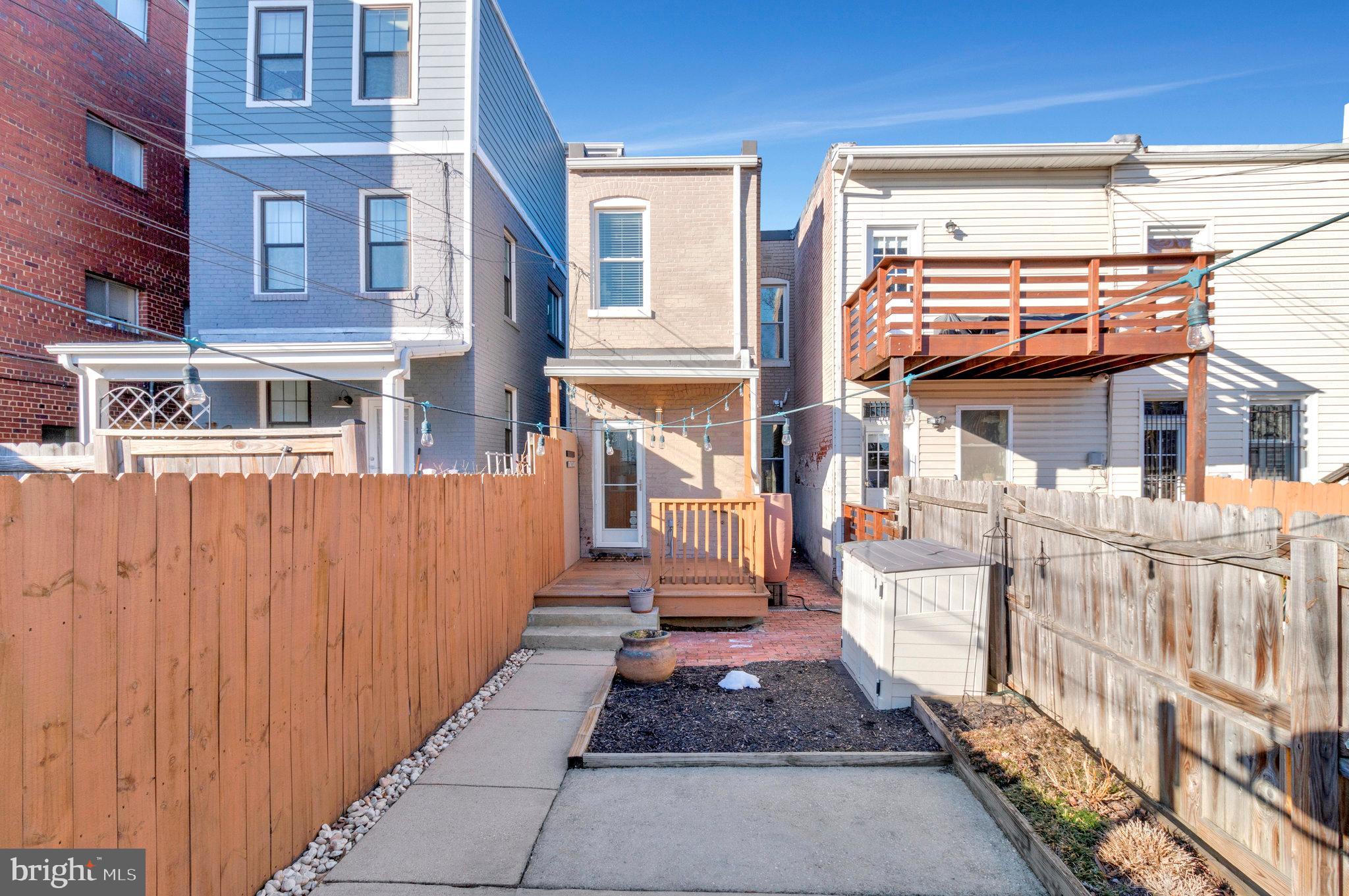 319 W St NE