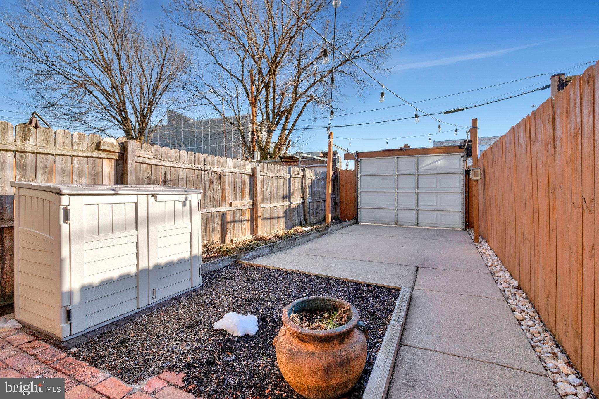 319 W St NE