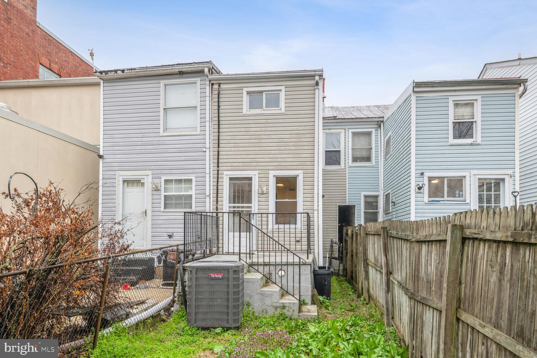 102 W Washington St