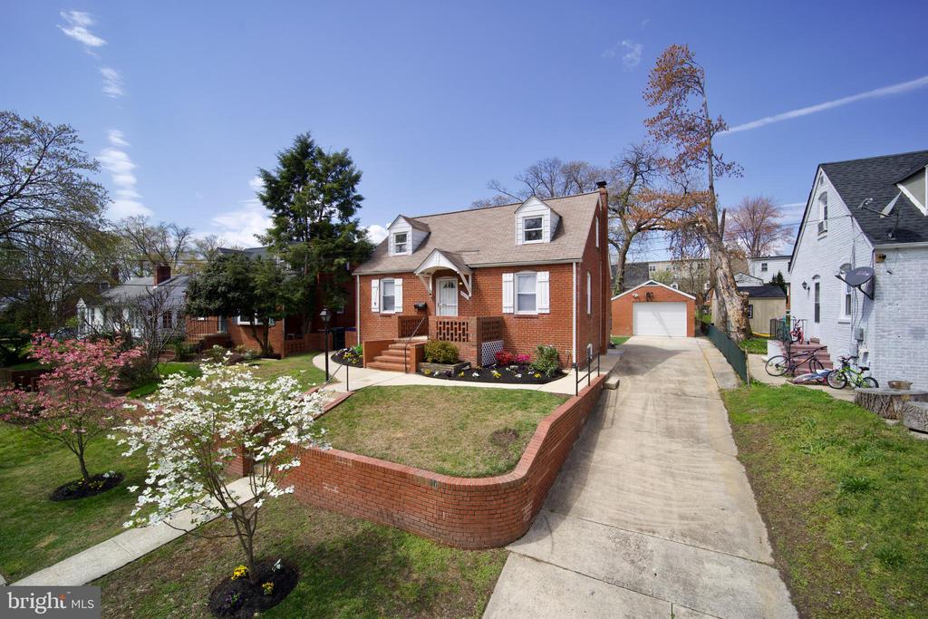 9032 49th Ave