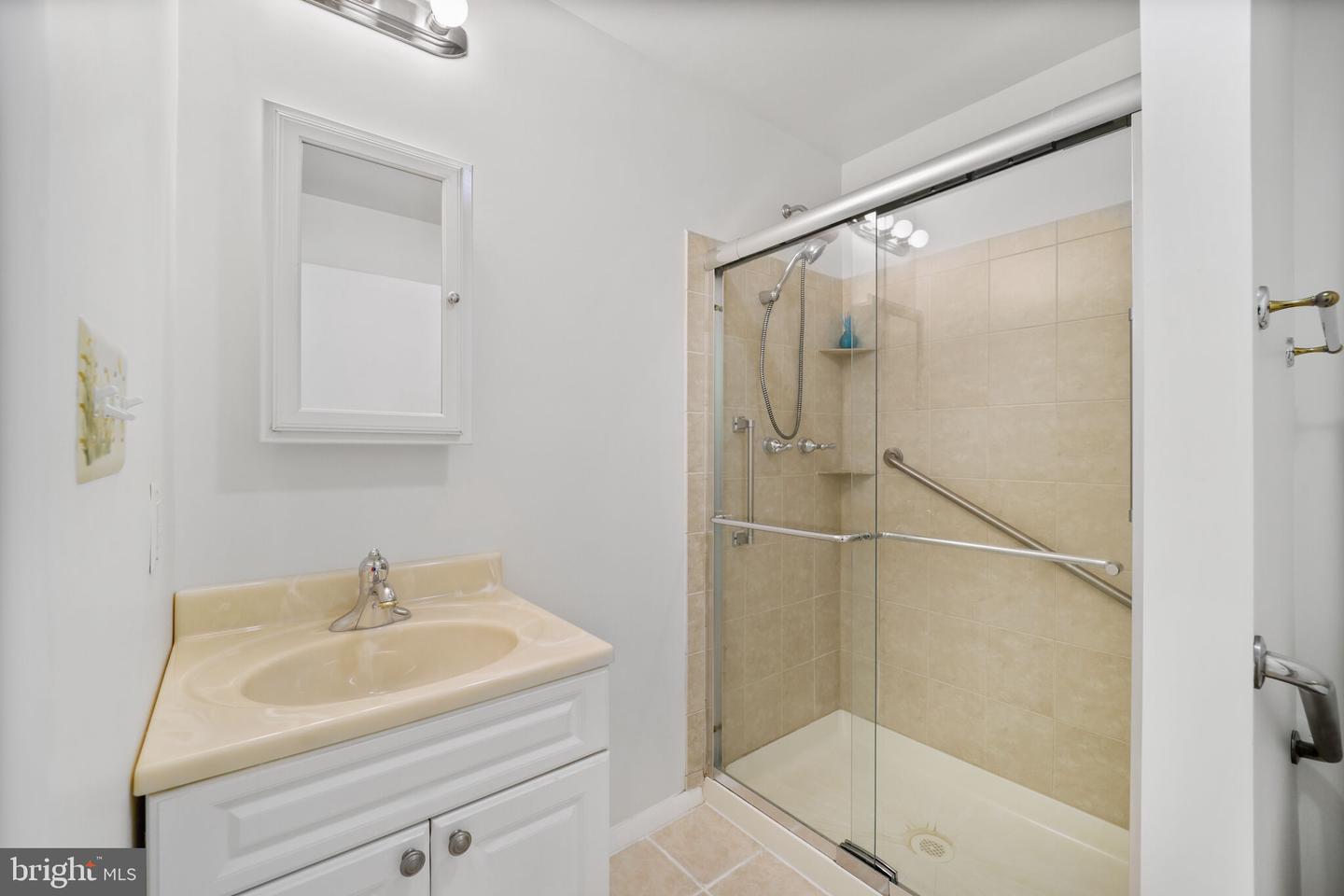 11 Greenway Pl