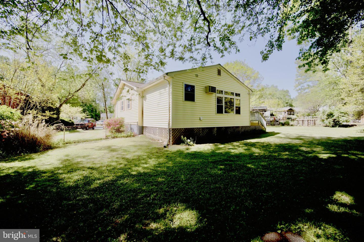 11 Greenway Pl