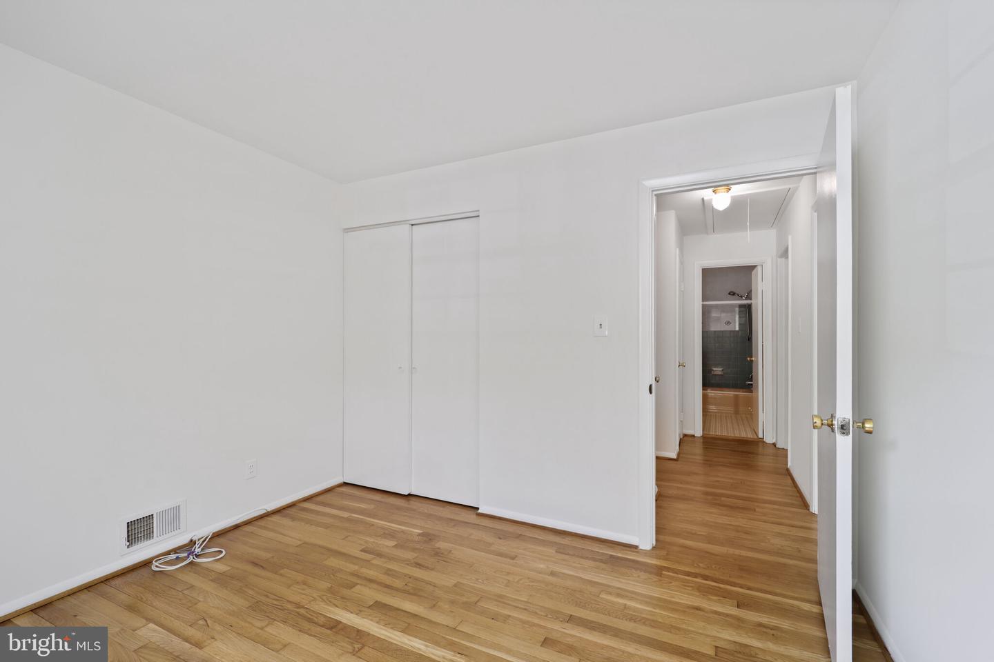 11 Greenway Pl