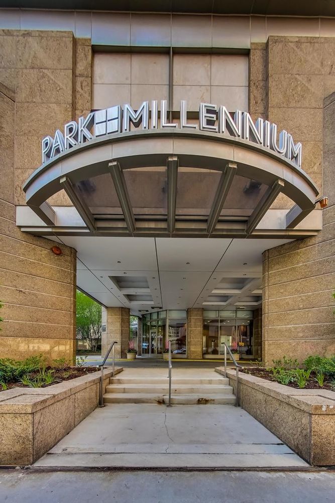 222 N Columbus Drive Unit: 3907