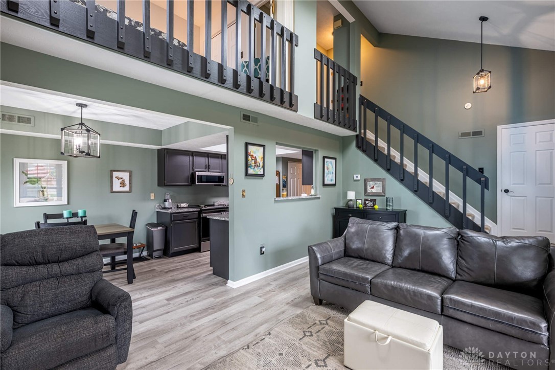 2090 Foxknoll Drive