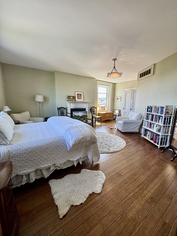4 Monument Square PH