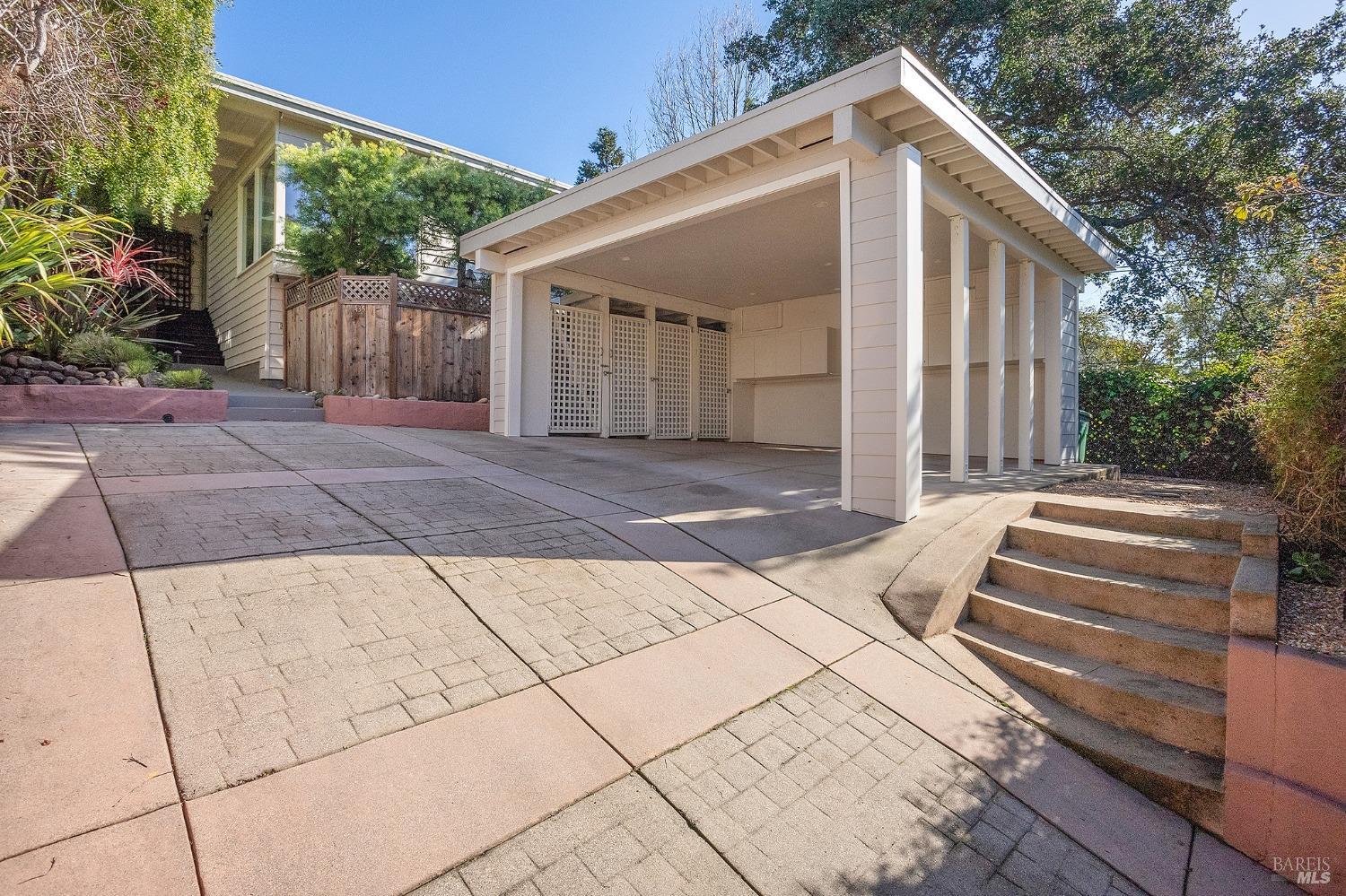 435 E Blithedale Ave