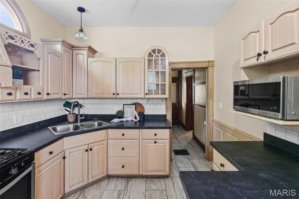 407 E 9th Street